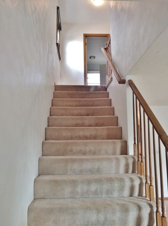 Building Photo - 2 Bed / 1-1/2 Bath Single Family Home Townhome