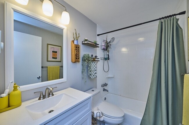 Building Photo - 150 Wrentham St