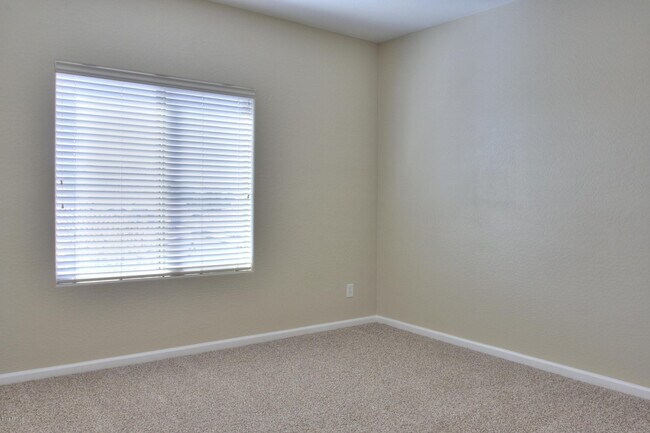 Building Photo - 2413 E Park View Ln