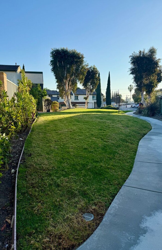 Building Photo - Beautiful 3 Bedroom 2 Bath Townhouse in La...