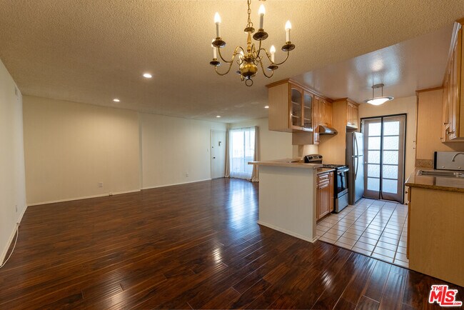 Building Photo - 5330 Zelzah Ave