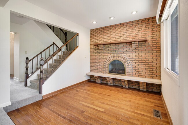 Building Photo - 1525 Columbia Ct