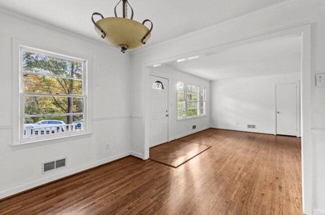 Building Photo - Charming and Newly Renovated 4 Bedroom 1 B...