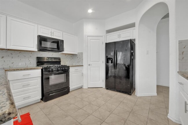 Building Photo - MOVE-IN SPECIAL! Enjoy $500 OFF your first full month’s rent when you move in on or before August...