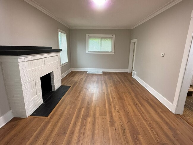 Building Photo - Updated and Spacious 3-4 Bedroom, 2 Story Home Located on North Side of Youngstown