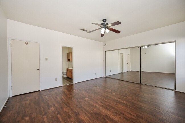 Building Photo - 338 Wilcrest Dr