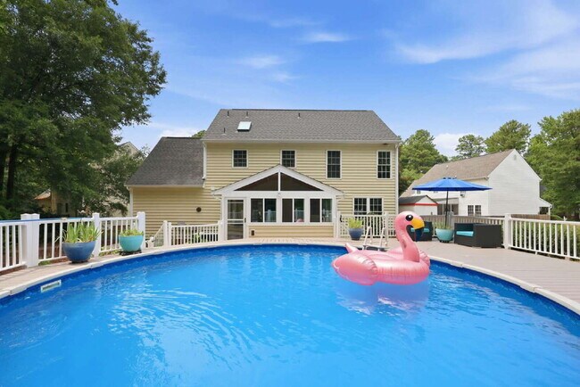 Building Photo - Three-Bedroom Home with Pool in Garner