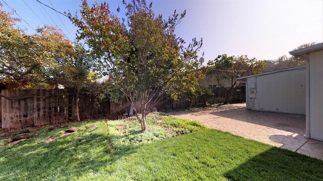 Building Photo - Room in 4 Bedroom Home at 921 Lakebird Dr