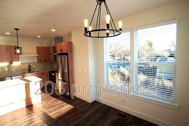 Building Photo - 525 E Violets Cv Ln