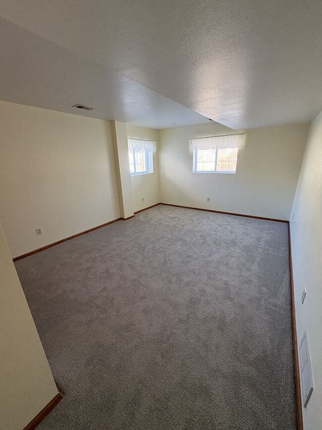 Building Photo - Updated 3BD/2BA with Garden Basement & Low Maintenance Living