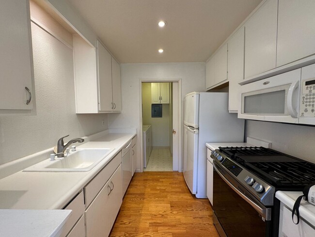 Building Photo - Bright & Airy 2-Bed, 2-Bath Condo in Sonom...