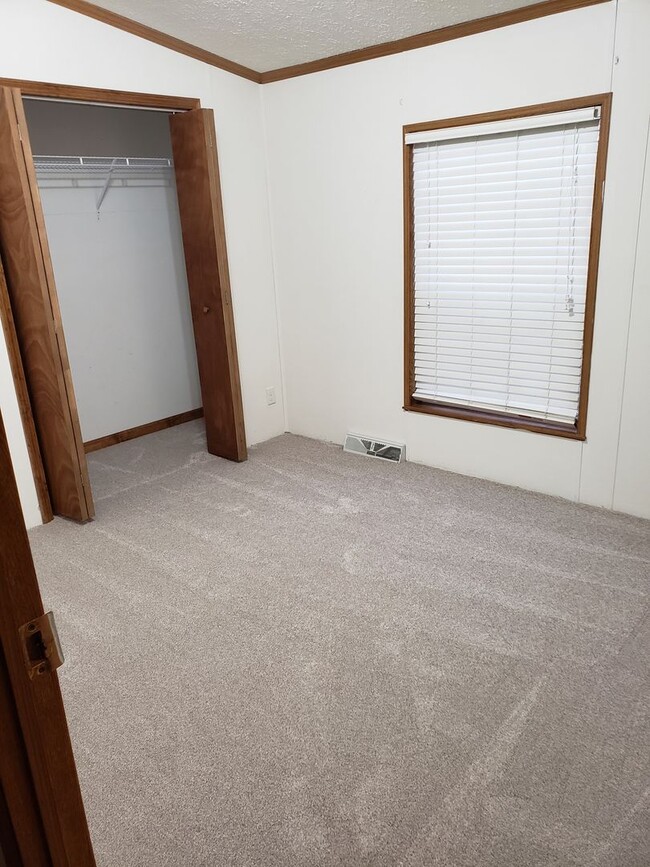 Building Photo - Spacious 4-bedroom, 2 bath, 2 car garage w...
