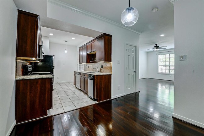 Building Photo - 2255 Braeswood Park Dr