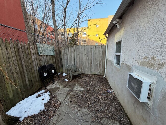 Building Photo - 1630 N Sydenham St