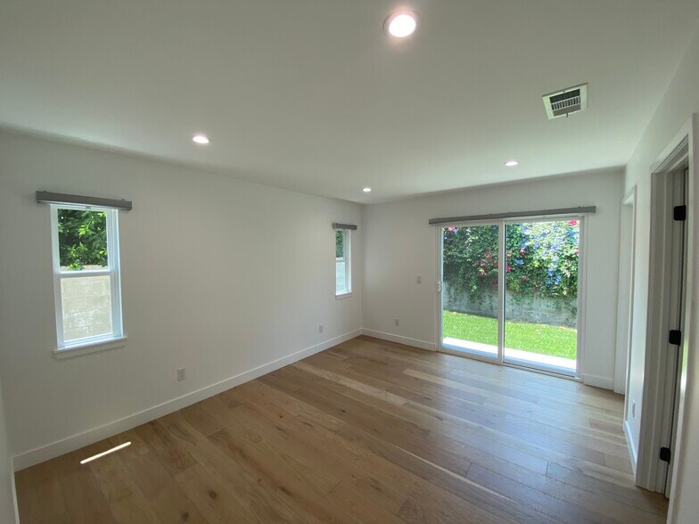 Building Photo - 6733 Glade Ave