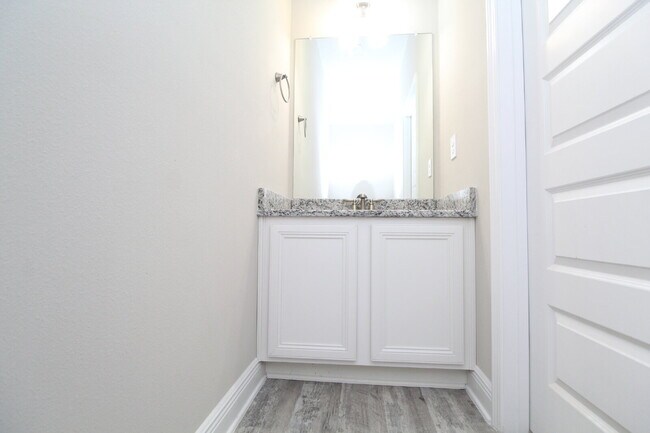 Building Photo - Spacious 3-Bed, 2.5-Bath Townhome Steps from Blue Wahoos Stadium & Palafox Street with Upgraded K...