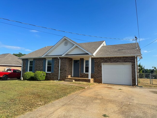 Building Photo - Convenient Location!  3 bedroom 2 bath wit...