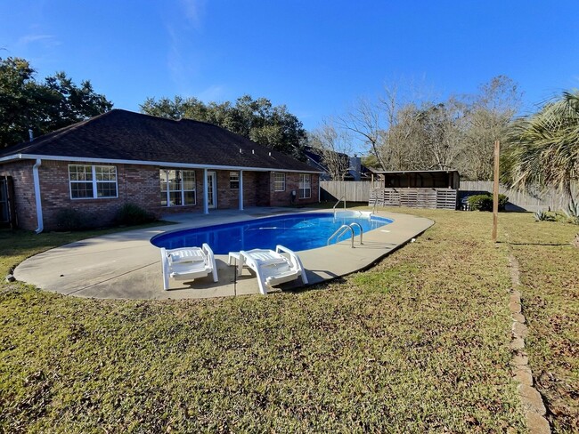 Building Photo - Comfortable 3-Bedroom Home with Pool Near ...