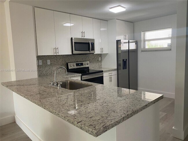 Building Photo - 1075 Riverside Dr