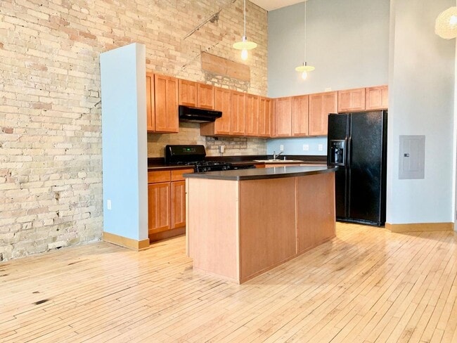 Building Photo - Stunning South 2nd Studio!