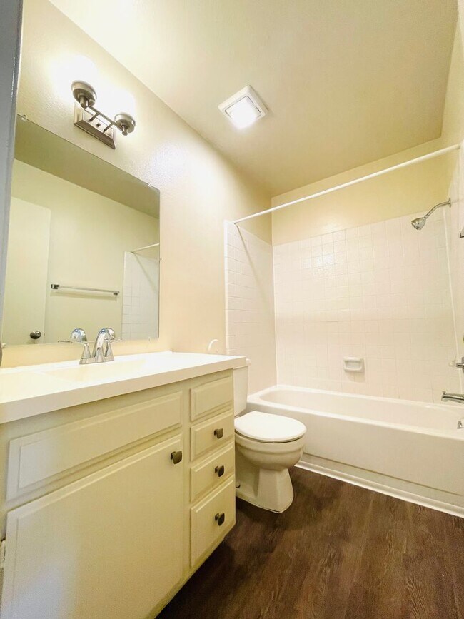 Building Photo - Spacious 2-bedroom, 2-bathroom condo featu...