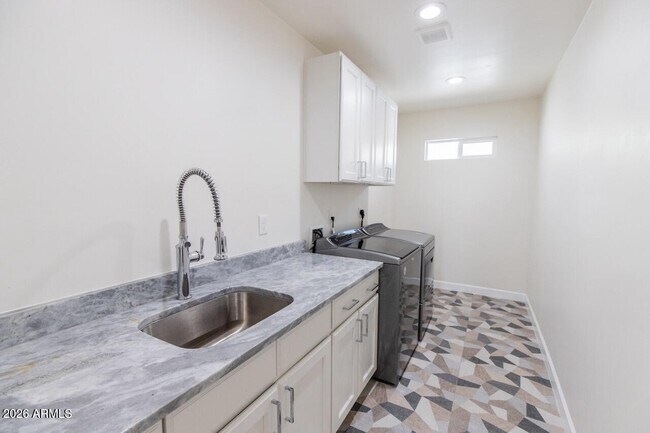 Building Photo - 341 E 14th St