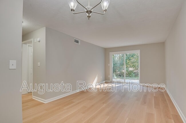 Building Photo - 2806 Thomas Ln