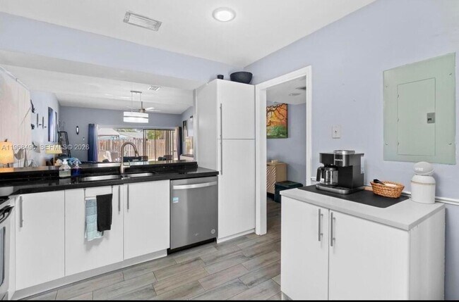 Building Photo - 2900 NW 69th Ct