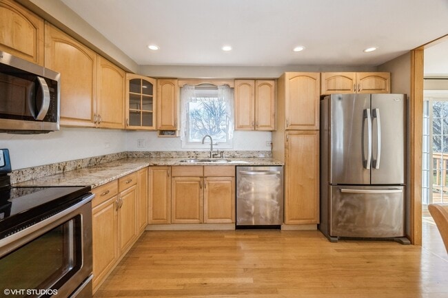 Building Photo - 829 Pinehurst Ln