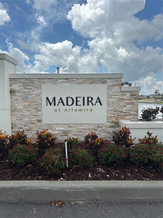 Primary Photo - 2464 SE 24th Ave