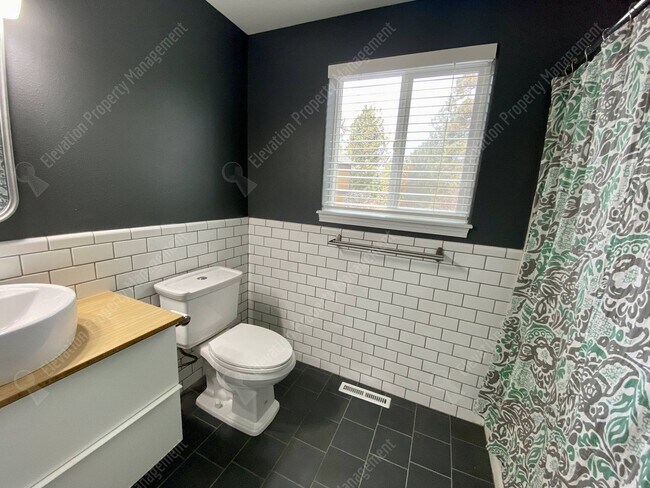 Building Photo - Updated 3BR - 2BA Gardener's Dream, w/ RV parking