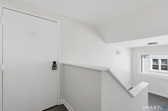 Building Photo - 426 Main St