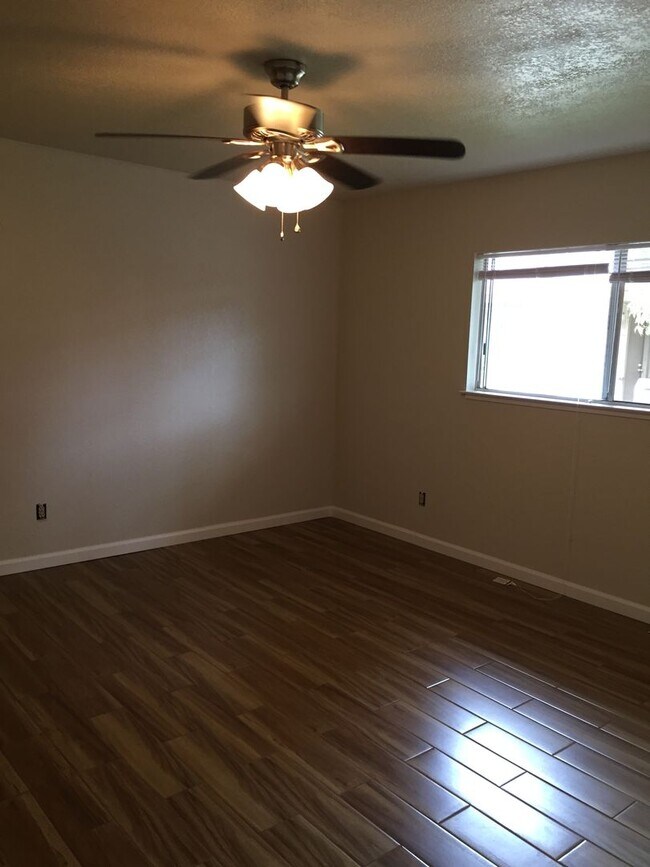 Building Photo - 407/409E. Alexander