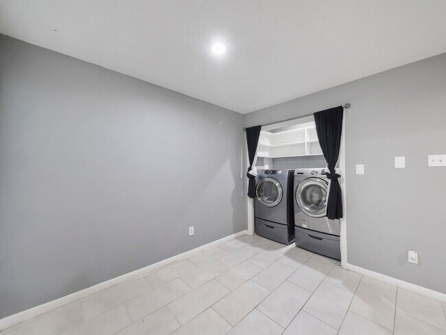 Building Photo - 3207 S Greenpark Dr