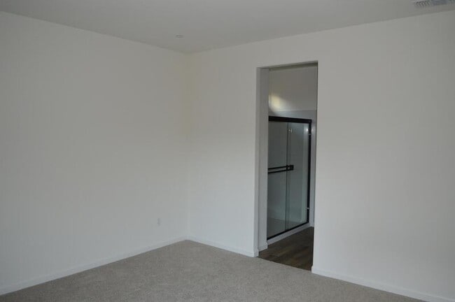 Building Photo - 573 Bedfordshire Dr