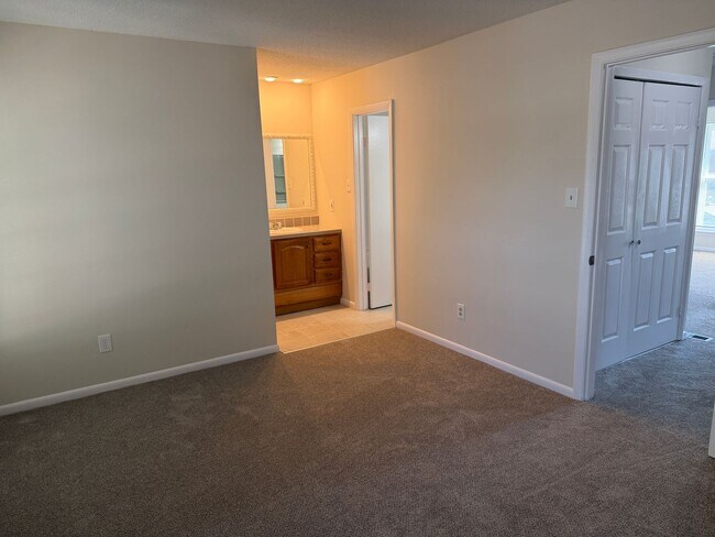Building Photo - WINDSOR OAKS WEST - Three Bedroom Townhome