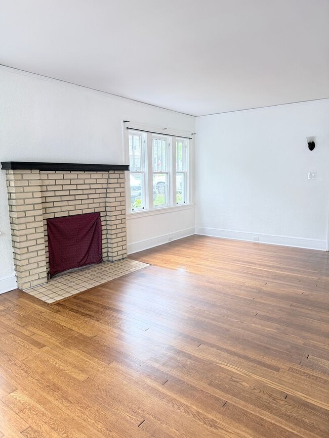 Building Photo - West Asheville Bungalow. 2 bedrooms, 1 bathroom. Great location!