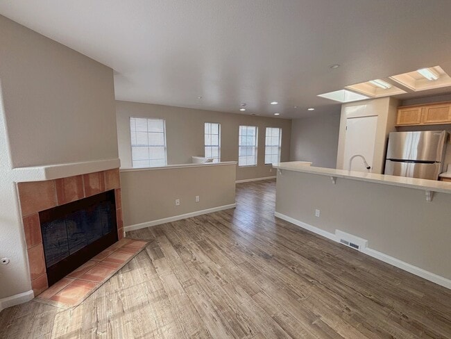 Building Photo - Lovely Updated Condo