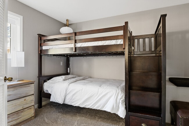 Building Photo - 590 Oak Knoll Cir