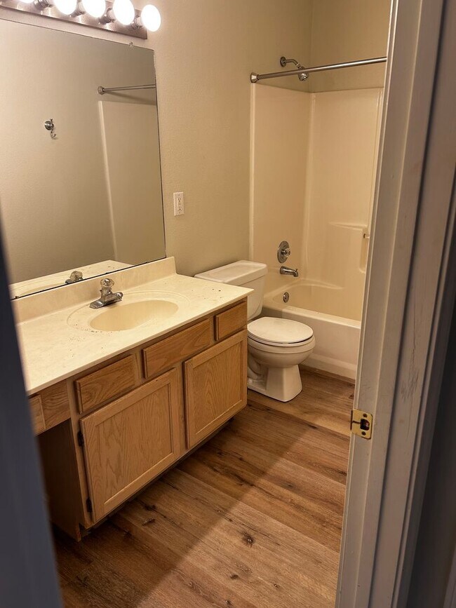 Building Photo - Pre - Leasing 3 Bedroom 2 Bath Extremely c...