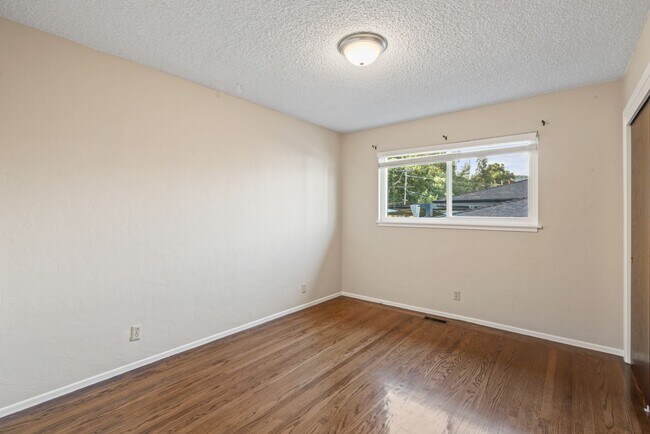 Building Photo - Single-Family Home Located in Peaceful Nei...