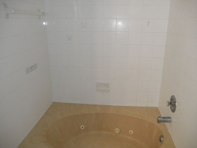 Building Photo - Somerset