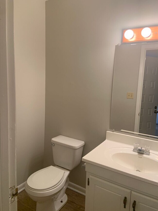 Building Photo - 3 BR/2 BA townhouse with neighborhood pool...