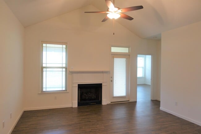 Building Photo - 176 Bur Oak Dr