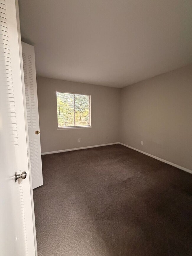 Building Photo - 201 Orchard Trace Ln