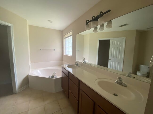 Building Photo - 2360 Crescent Rd