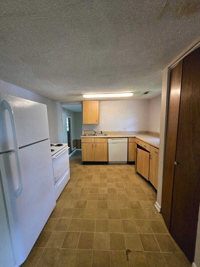 Building Photo - Charming 2-Bed Gem on Ashmore Ave