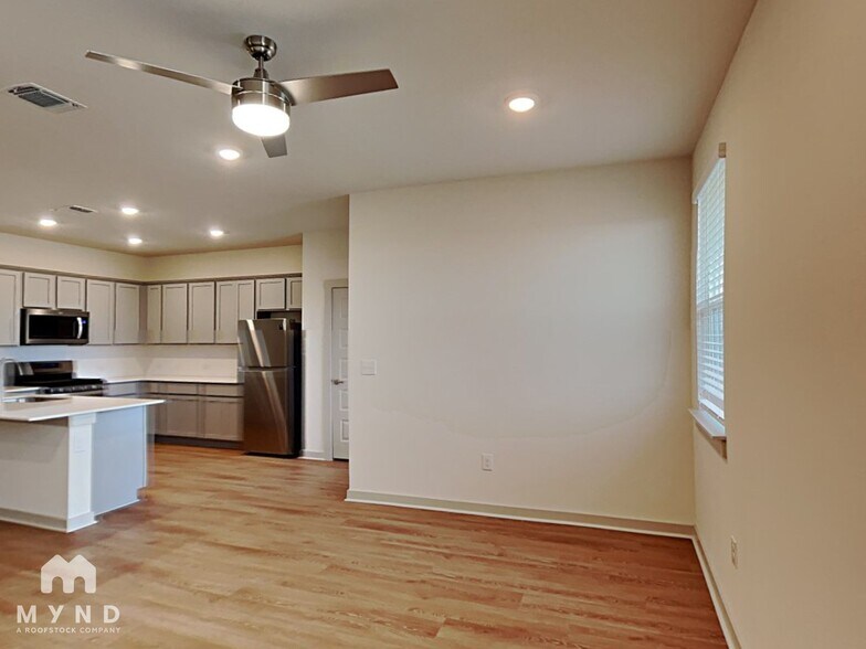 Building Photo - 10713 Fulton Ave