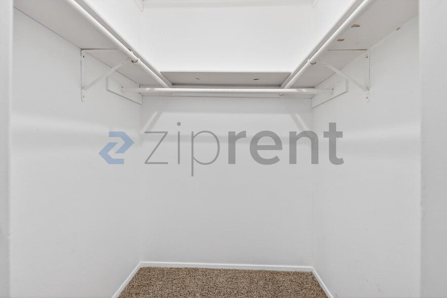 Building Photo - Unit 5022