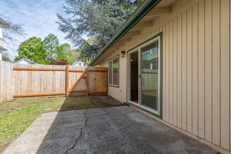 Building Photo - 2531 SE 27th Ave